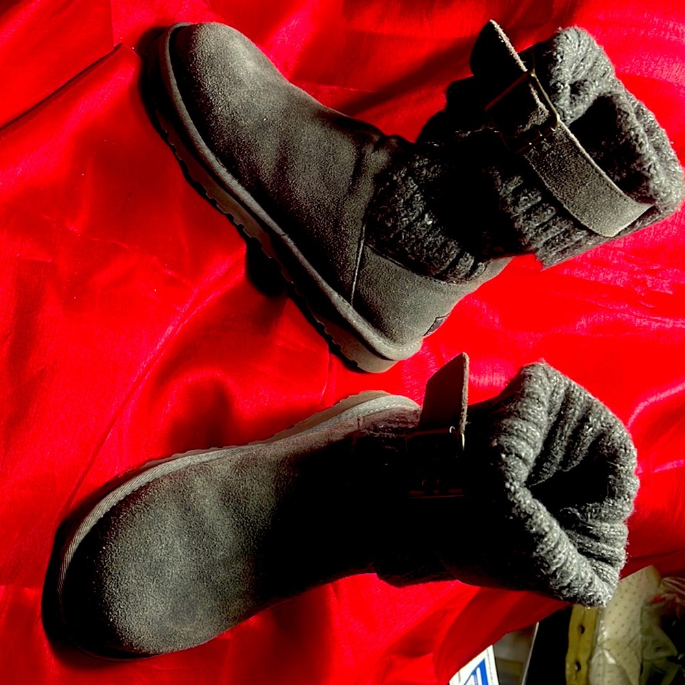 UGG Cambridge size 7 Grey Gently worn